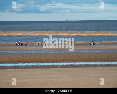 Cockle Picker auf dem Sand aus New Brighton in der Mündung des Flusses Mersey. An einem sonnigen Tag genommen. Stockfoto