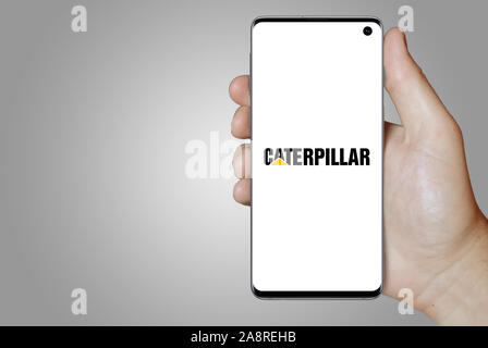 Logo der öffentlichen Unternehmen Caterpillar Inc. auf dem Smartphone angezeigt. Grauer Hintergrund. Credit: PIXDUCE Stockfoto