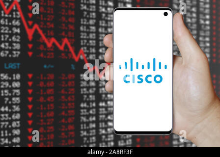 Logo der öffentlichen Unternehmen Cisco Systems auf dem Smartphone angezeigt. Negative Börse Hintergrund. Credit: PIXDUCE Stockfoto