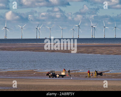 Cockle Picker aus New Brighton in der Mündung des Flusses Mersey. Die windenergieanlagen von Burbo Bank, einige der größten in der Welt, erscheint im Hintergrund. Stockfoto