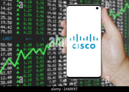 Logo der öffentlichen Unternehmen Cisco Systems auf dem Smartphone angezeigt. Positive Börse Hintergrund. Credit: PIXDUCE Stockfoto