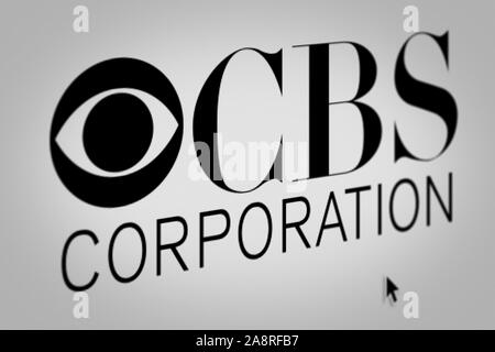 Logo des öffentlichen Unternehmens CBS Corp. auf einem Bildschirm in der Nähe angezeigt. Credit: PIXDUCE Stockfoto