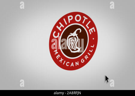 Logo der öffentlichen Unternehmen Chipotle Mexican Grill auf einem Bildschirm in der Nähe angezeigt. Credit: PIXDUCE Stockfoto