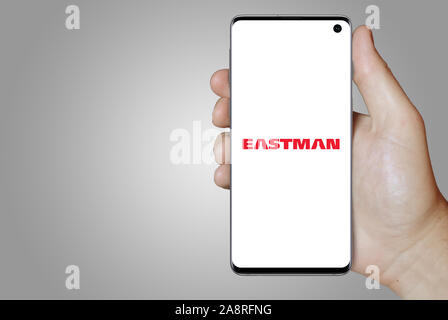 Logo der öffentlichen Unternehmen Eastman Chemical auf dem Smartphone angezeigt. Grauer Hintergrund. Credit: PIXDUCE Stockfoto