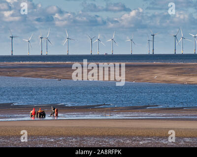 Cockle Picker aus New Brighton in der Mündung des Flusses Mersey. Die windenergieanlagen von Burbo Bank, einige der größten in der Welt, erscheint im Hintergrund. Stockfoto