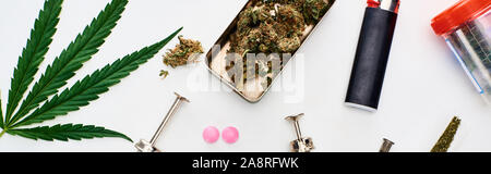 Blick von oben auf die Knospen Marihuana, Cannabis Leaf, Pillen und Spritzen auf weißem Hintergrund, Panorama-Aufnahme ein. Stockfoto