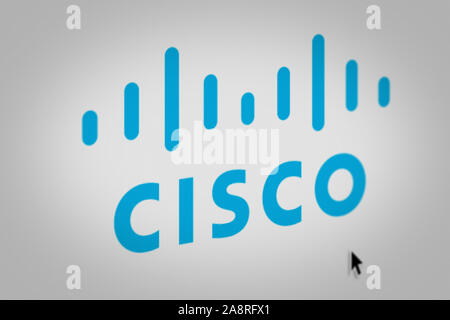 Logo der öffentlichen Unternehmen Cisco Systems auf einem Bildschirm in der Nähe angezeigt. Credit: PIXDUCE Stockfoto