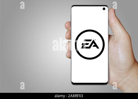 Logo der öffentlichen Unternehmen Electronic Arts angezeigt auf einem Smartphone. Grauer Hintergrund. Credit: PIXDUCE Stockfoto