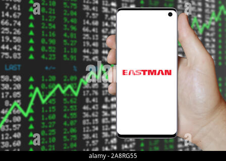 Logo der öffentlichen Unternehmen Eastman Chemical auf dem Smartphone angezeigt. Positive Börse Hintergrund. Credit: PIXDUCE Stockfoto