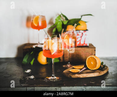 Aperol Spritz Cocktail in Gläser mit Orangenscheiben und Eis Stockfoto