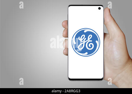 Logo der öffentlichen Unternehmen General Electric angezeigt auf einem Smartphone. Grauer Hintergrund. Credit: PIXDUCE Stockfoto