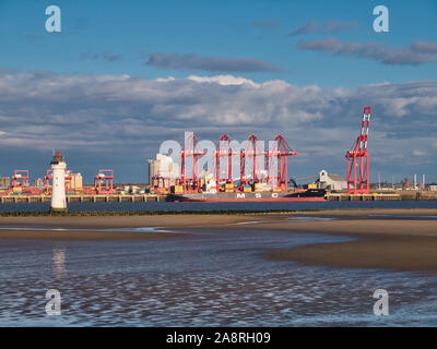 Liverpool 2-a £ 400 Mio. Tiefwasser- Container Terminal im Hafen von Liverpool, mit Containerschiff MSC Monica Anker. New Brighton Leuchtturm ap Stockfoto