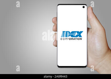 Logo der öffentlichen Unternehmen IDEX Corporation auf dem Smartphone angezeigt. Grauer Hintergrund. Credit: PIXDUCE Stockfoto