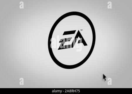 Logo der öffentlichen Unternehmen Electronic Arts auf einem Bildschirm in der Nähe angezeigt. Credit: PIXDUCE Stockfoto