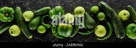 Panorama-aufnahme des ganze Äpfel, Zitronen, Paprika, Gurken, Avocados und Zucchini Stockfoto