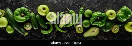 Panorama-aufnahme von frischen Äpfeln, Limes, Paprika, Gurke, Avocado, Kiwi und Zucchini Stockfoto