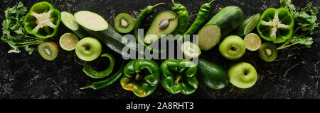 Panorama-aufnahme von frischen Äpfeln, Limes, Paprika, Gurken, Avocados, grün, Kiwi und Zucchini Stockfoto