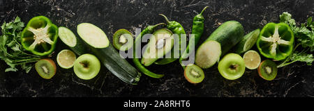 Panorama-aufnahme von frischen Äpfeln, Limes, Paprika, Gurke, Avocado, grün, Kiwi und Zucchini Stockfoto