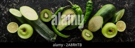 Panorama-aufnahme von frischen Äpfeln, Limes, Paprika, Gurken, Avocado, Kiwi und Zucchini Stockfoto