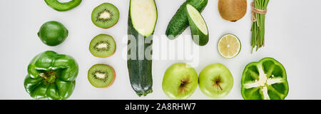 Panorama-aufnahme von Paprika, Zucchini, Kiwi, Limes, Äpfel und Gurken Stockfoto