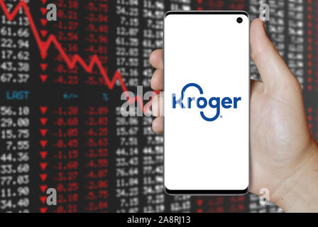 Logo der öffentlichen Unternehmen Kroger Co. auf dem Smartphone angezeigt. Negative Börse Hintergrund. Credit: PIXDUCE Stockfoto