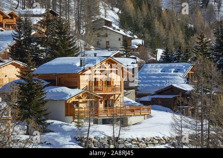 Skifahren Dorf in den Alpen an einem schönen sonnigen Tag Stockfoto