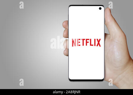 Logo der öffentlichen Unternehmen Netflix Inc. auf dem Smartphone angezeigt. Grauer Hintergrund. Credit: PIXDUCE Stockfoto