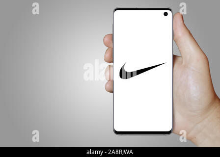 Logo der öffentlichen Unternehmen Nike auf dem Smartphone angezeigt. Grauer Hintergrund. Credit: PIXDUCE Stockfoto