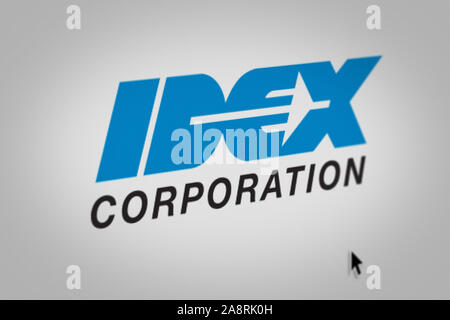 Logo der öffentlichen Unternehmen IDEX Corporation auf einem Bildschirm in der Nähe angezeigt. Credit: PIXDUCE Stockfoto