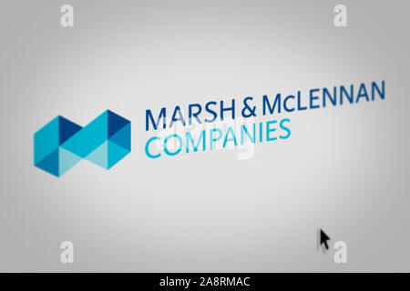 Logo der öffentlichen Unternehmen Marsh & McLennan angezeigt auf einem Bildschirm in Nahaufnahme. Credit: PIXDUCE Stockfoto