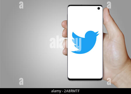 Logo der öffentlichen Unternehmen Twitter, Inc. auf dem Smartphone angezeigt. Grauer Hintergrund. Credit: PIXDUCE Stockfoto