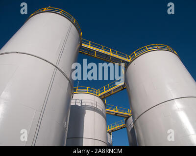 Oil storage Tanks/Silos gegen einen klaren blauen Himmel. Stockfoto