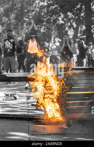 Santiago de Chile. Chile. 06. November 2019. Menschen Demonstranten Barrikaden vorbereiten mit Feuer und Objekte in Providencia Neighborhood in Santiago Straßen Stockfoto