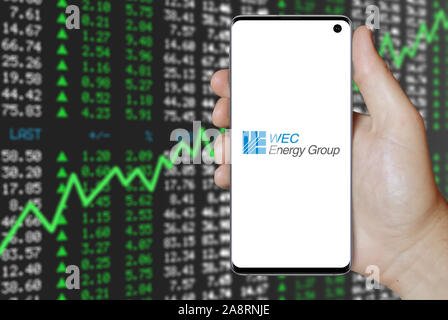 Logo der öffentlichen Unternehmen Wec Energy Group Inc auf dem Smartphone angezeigt. Positive Börse Hintergrund. Credit: PIXDUCE Stockfoto