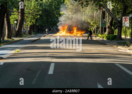 Santiago de Chile. Chile. 06. November 2019. Menschen Demonstranten Barrikaden vorbereiten mit Feuer und Objekte in Providencia Neighborhood in Santiago Straßen Stockfoto