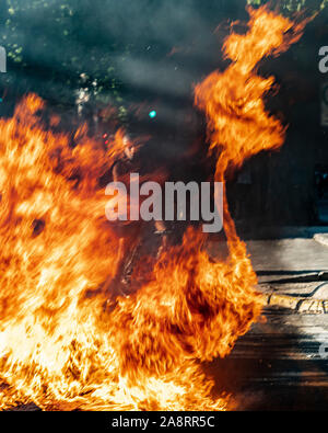 Santiago de Chile. Chile. 06. November 2019. Menschen Demonstranten Barrikaden vorbereiten mit Feuer und Objekte in Providencia Neighborhood in Santiago Straßen Stockfoto