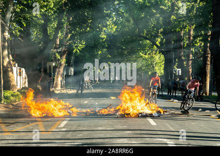 Santiago de Chile. Chile. 06. November 2019. Menschen Demonstranten Barrikaden vorbereiten mit Feuer und Objekte in Providencia Neighborhood in Santiago Straßen Stockfoto