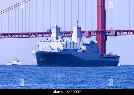 San Antonio - Klasse amphibious Transport dock USS Essex (LPD-25) verläuft unter der Golden Gate Bridge, wie es die Parade der Schiffe während der 2019 führt Stockfoto