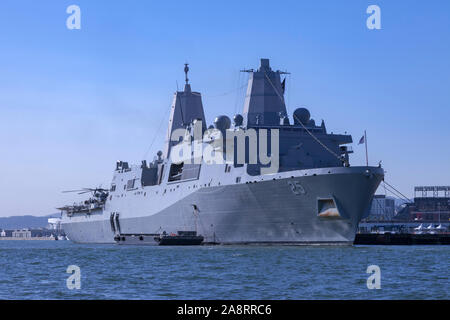 San Antonio - Klasse amphibious Transport dock USS Essex (LPD-25) entlang der Ufer der San Francisco 2019 San Francisco Fleet Week angedockt. Die Som Stockfoto