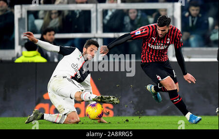 Turin, Italien. 10 Nov, 2019. Rodrigo Bentancur (L) von Juventus Turin Mias mit Theo Hernandez von AC Mailand in der Serie A Fußball Spiel in Turin, Italien, 10. November 2019. Juventus Turin gewann 1:0. Credit: Alberto Lingria/Xinhua/Alamy leben Nachrichten Stockfoto