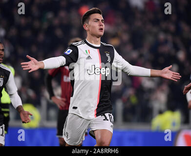 Turin, Italien. 10 Nov, 2019. Paulo Dybala von Juventus Turin feiert nach dem Scoring in der Serie A Fußball Spiel gegen den AC Mailand in Turin, Italien, 10. November 2019. Juventus Turin gewann 1:0. Credit: Alberto Lingria/Xinhua/Alamy leben Nachrichten Stockfoto