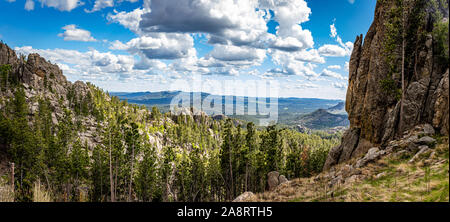 Speactacular Ansichten entlang Nadeln Autobahn an der Custer State Park in den Black Hills von South Dakota. Stockfoto