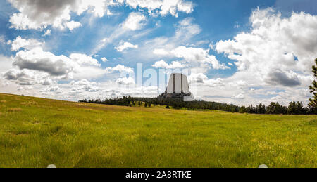 Ein Panoramablick von Devil's Tower National Monument in der Nähe von Hulett, Wyoming von Joyner Ridge Trailhead. Stockfoto