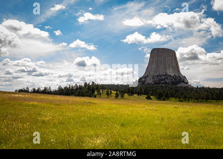Ein Panoramablick von Devil's Tower National Monument in der Nähe von Hulett, Wyoming von Joyner Ridge Trailhead. Stockfoto