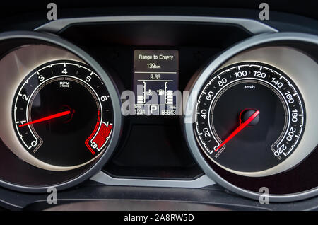 Details moderner digitaler Tachometer. Stockfoto