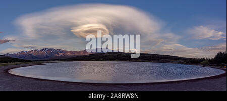 Panoramasicht auf den See und die Anden unter linsenförmige Wolken bei Sonnenuntergang in Esquel, Patagonien, Argentinien Stockfoto