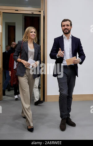 Pablo Casado und seine Frau Isabel Torres sind während der Partido Popular leader Pablo Casado voting Nuestra Señora del Pilar Schule in Madrid gesehen. Stockfoto