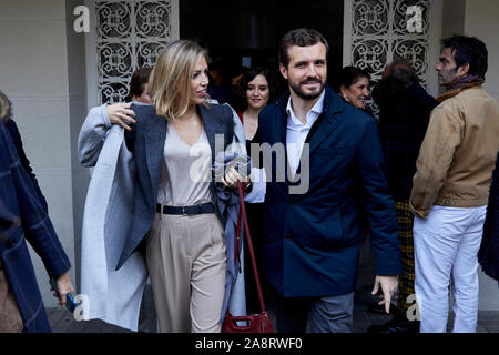 Pablo Casado und seine Frau Isabel Torres sind während der Partido Popular leader Pablo Casado voting Nuestra Señora del Pilar Schule in Madrid gesehen. Stockfoto