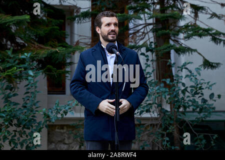 Pablo Casado spricht nach Voting Nuestra Señora del Pilar Schule in Madrid. Stockfoto