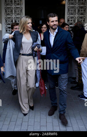 Pablo Casado und seine Frau Isabel Torres sind während der Partido Popular leader Pablo Casado voting Nuestra Señora del Pilar Schule in Madrid gesehen. Stockfoto